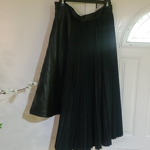 Brand new leather and pleated skirt - Picture 6 of 6